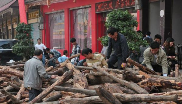 2013年,仙游街上都是抢着挑选木头的人 2013年,仙游街上都是抢着挑选木头的人